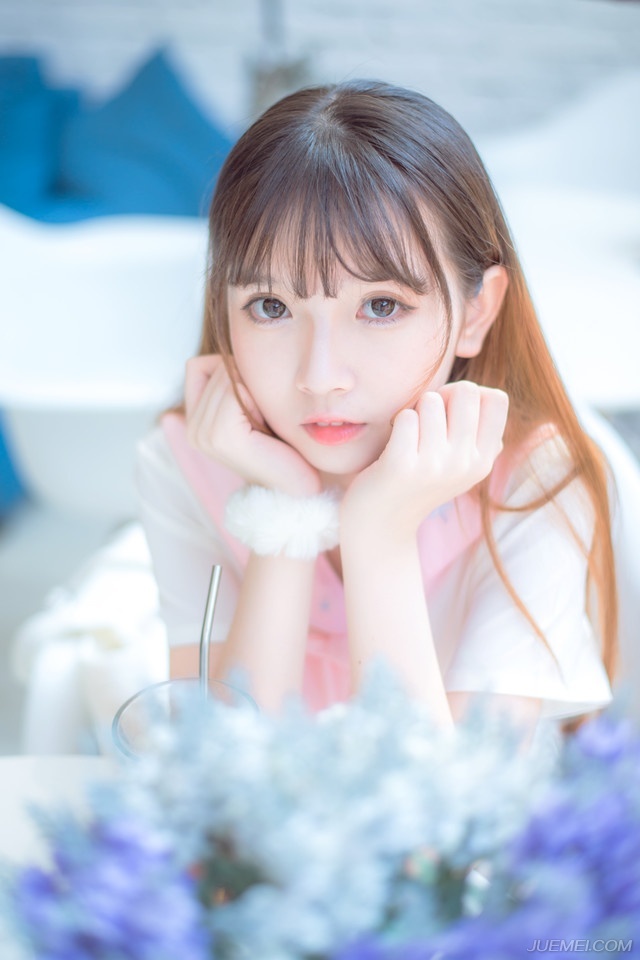 生命如横越的大海，我们相聚在一这条小船上。死时，我们便到了岸，各去各的世界。