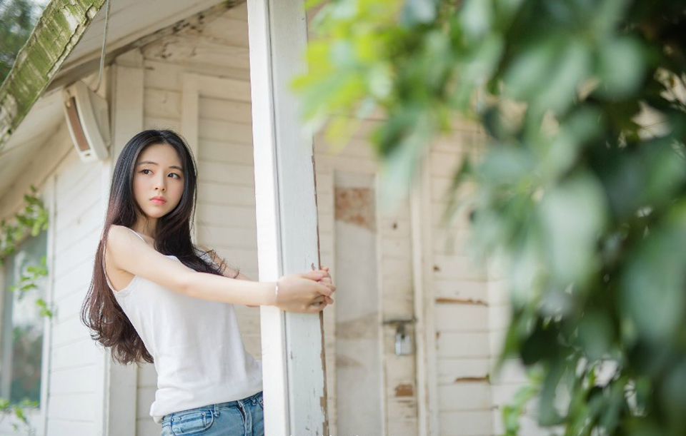 在人生的道路上，如一心追逐名利权位，就没有余暇顾及其他。